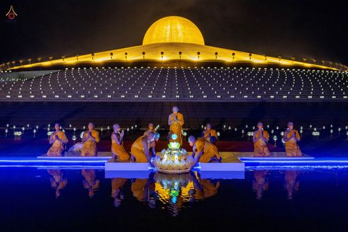 ภาพ No.38712:พิธีจุดประทีปถวายเป็นพุทธบูชา และพิธีลอยกระทงธรรม เนื่องในวันลอยกระทง ณ วัดพระธรรมกาย