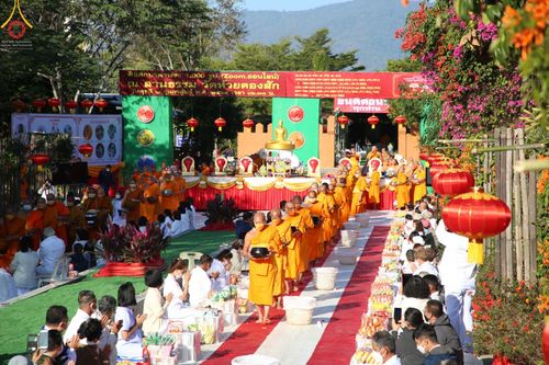 ภาพ No.43401: พิธีตักบาตรพระ 1,000 รูป ถวายเป็นพุทธบูชา ณ วัดห้วยตองสัก  จ.เชียงใหม่