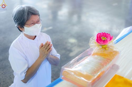 ภาพ No.51939:ประมวลภาพพิธีกฐินสัมฤทธิ์ ปีที่ 15 และกฐินสมทบ วัดกัลยาณมิตรทั้งภายในและต่างประเทศ ปีที่ 5