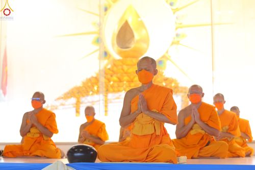 ภาพ No.52225:ประมวลภาพพิธีตักบาตรข้าวสารอาหารแห้ง (วันอาทิตย์ต้นเดือนตุลาคม) ณ บ้านแก้วเรือนทองคุณยายฯ วัดพระธรรมกาย