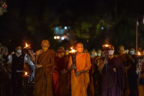 ภาพ No.46242:ประมวลภาพพิธีอัญเชิญไฟศักดิ์สิทธิ์ จากวัดเมินดุต ไปยังพระมหาเจดีย์บรมพุทโธ