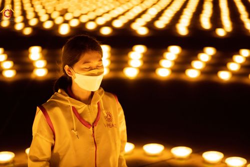 ภาพ No.49114:ประมวลภาพพิธีจุดประทีป  ในวันสมาธิโลก (วันเสาร์ที่ 6 สิงหาคม พ.ศ. 2565)