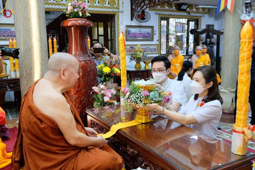 ภาพ No.47892:ประมวลภาพมูลนิธิธรรมกาย ถวายเทียนพรรษา อัญเชิญพระธาตุถวายวัดเถรวาทเวียดนาม