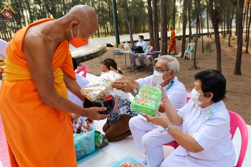 ภาพ No.45905:ประมวลภาพพิธีตักบาตรและทอดผ้าป่า โครงการบรรพชาสามเณรฟื้นฟูพระพุทธศาสนาทั่วไทย ณ อนุสรณ์สถานพระมงคลเทพมุนี