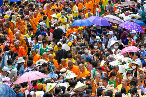 ภาพ No.46082:ประมวลภาพพิธีตักบาตรคณะสงฆ์เถรวาทนานาชาติ 500 รูป ณ วัดบาหว่าง จังหวัดกวางนิญ ประเทศเวียดนาม