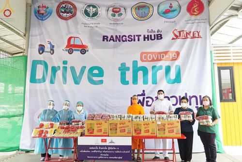 ภาพ No.47423:ประมวลภาพวัดพระธรรมกาย มูลนิธิธรรมกาย และคณะศิษยานุศิษย์ฯ รับมอบโล่เกียรติคุณผู้สนับสนุนการขับเคลื่อน “โครงการ Drive thru เจอ แจก จบ เพื่อชาวปทุมฯ”