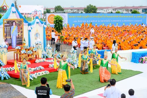 ภาพ No.49475:ประมวลภาพพิธีตักบาตรพระสงฆ์ 1,091 รูป เนื่องในวันแม่แห่งชาติ ณ ตลาดจัมโบ้ ชุดที่ 1