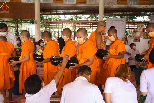 ภาพ No.45879:ประมวลภาพพิธีตักบาตรสรงน้ำพระ โครงการบรรพชาสามเณรฟื้นฟูพระพุทธศาสนาทั่วไทย ณ ศูนย์อบรมเยาวชนบางปะหัน