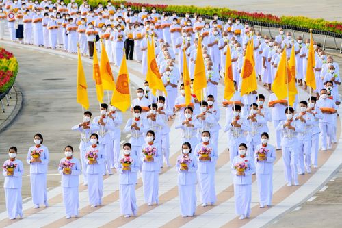 ภาพ No.47523:ประมวลภาพพิธีขอขมาและมอบผ้าไตร โครงการบรรพชาอุปสมบทหมู่ รุ่นเข้าพรรษา 2565