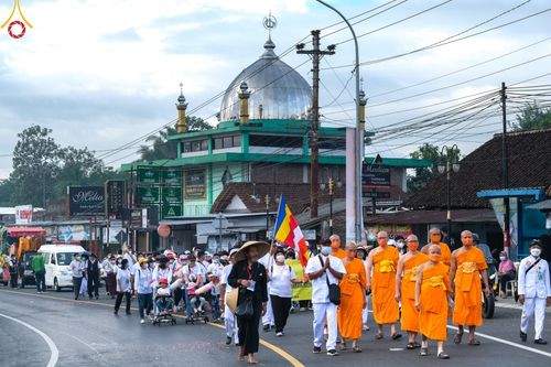 ภาพ No.46368:ประมวลภาพขบวนรถบุปผชาติ อัญเชิญน้ำและไฟศักดิ์สิทธิ์ ณ ประเทศอินโดนีเซีย