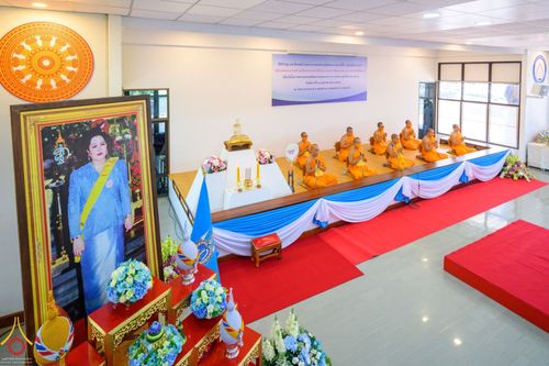 ภาพ No.53235:ประมวลภาพพิธีทำบุญ และฟังเทศน์ บทพระธรรมเทศนาเฉลิมพระธรรมบารมีใน “อุภินนมัตถจรกถา” เนื่องในโอกาสมหามงคลเฉลิมพระชนมพรรษา 90 พรรษา สมเด็จพระนางเจ้าสิริกิติ์ พระบรมราชินีนาถ พระบรมราชชนนีพันปีหลวง