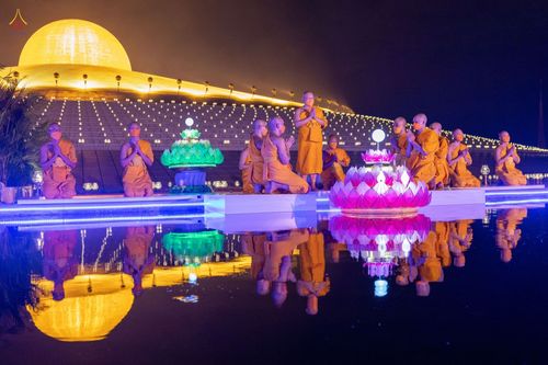 ภาพ No.38710:พิธีจุดประทีปถวายเป็นพุทธบูชา และพิธีลอยกระทงธรรม เนื่องในวันลอยกระทง ณ วัดพระธรรมกาย