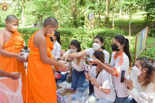 ภาพ No.45999:ประมวลภาพพิธีตักบาตร โครงการบรรพชาสามเณรฟื้นฟูพระพุทธศาสนาทั่วไทย ณ ณ ธุดงคสถานจันทปุระ