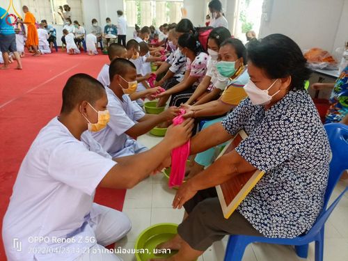 ภาพ No.45741:ประมวลภาพกิจกรรม โครงการบรรพชาสามเณรฟื้นฟูพระพุทธศาสนาทั่วไทย ณ วัดเวฬุวัน และศูนย์ปฏิบัติธรรมและอบรมเยาวชนยะลา