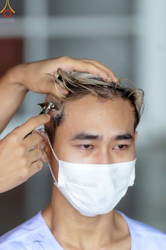 ภาพ No.43922:ประมวลภาพพิธีปลงผม ในโครงการอบรมธรรมทายาทระดับอุดมศึกษา รุ่นที่ 49