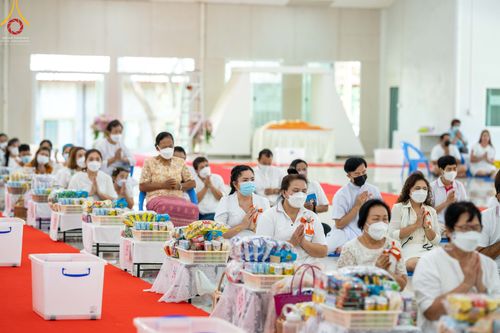 ภาพ No.45361:ประมวลภาพพิธีตักบาตรสามเณรใหม่ โครงการบรรพชาสามเณรฟื้นฟูพระพุทธศาสนาทั่วไทย ณ ศูนย์อบรมเยาวชนนครปฐม