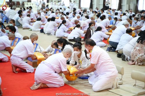 ภาพ No.40853:พิธีตัดปอยผม ปลงผม ขอขมารับผ้าไตรและพิธีบรรพชา ในโครงการอุปสมบท บูชาธรรมมหาปูชนียาจารย์ ประจำปี 2564 ชุดที่ 17