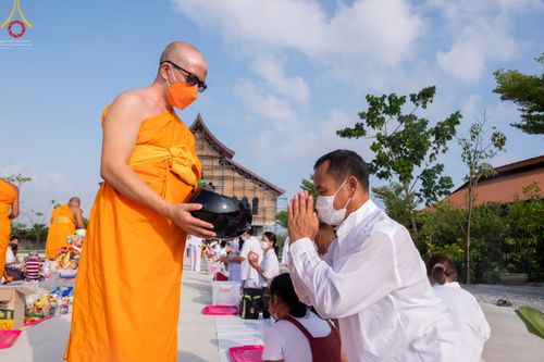 ภาพ No.45954:ประมวลภาพพิธีตักบาตร โครงการบรรพชาสามเณรฟื้นฟูพระพุทธศาสนาทั่วไทย ณ ศูนย์ปฏิบัติธรรมสมุทรปราการบางบ่อ 
