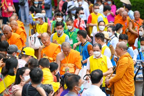 ภาพ No.46085:ประมวลภาพพิธีตักบาตรคณะสงฆ์เถรวาทนานาชาติ 500 รูป ณ วัดบาหว่าง จังหวัดกวางนิญ ประเทศเวียดนาม