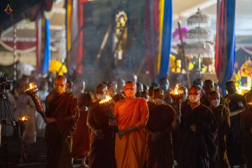 ภาพ No.46240:ประมวลภาพพิธีอัญเชิญไฟศักดิ์สิทธิ์ จากวัดเมินดุต ไปยังพระมหาเจดีย์บรมพุทโธ