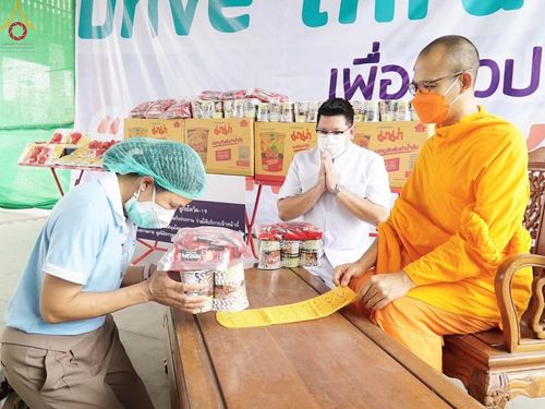 ภาพ No.47424:ประมวลภาพวัดพระธรรมกาย มูลนิธิธรรมกาย และคณะศิษยานุศิษย์ฯ รับมอบโล่เกียรติคุณผู้สนับสนุนการขับเคลื่อน “โครงการ Drive thru เจอ แจก จบ เพื่อชาวปทุมฯ”