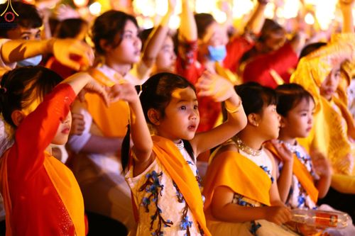 ภาพ No.46206:ประมวลภาพกิจกรรมเฉลิมฉลองวันวิสาขบูชานานาชาติ ณ วัดบ่าหว่าง ประเทศเวียดนาม