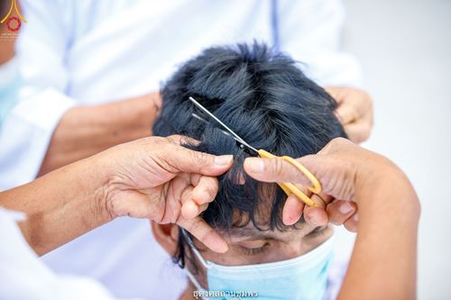 ภาพ No.39466:พิธีตัดปอยผม ปลงผม ขอขมารับผ้าไตรและพิธีบรรพชา ในโครงการอุปสมบท บูชาธรรมมหาปูชนียาจารย์ ประจำปี 2564  ชุดที่ 2