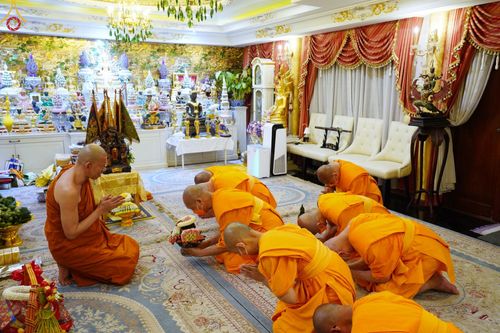 ภาพ No.48417:ประมวลภาพคณะสงฆ์วัดพระธรรมกาย ทำวัตรพระผู้ใหญ่ ในเทศกาลเข้าพรรษา พุทธศักราช 2565