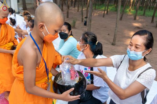 ภาพ No.45908:ประมวลภาพพิธีตักบาตรและทอดผ้าป่า โครงการบรรพชาสามเณรฟื้นฟูพระพุทธศาสนาทั่วไทย ณ อนุสรณ์สถานพระมงคลเทพมุนี