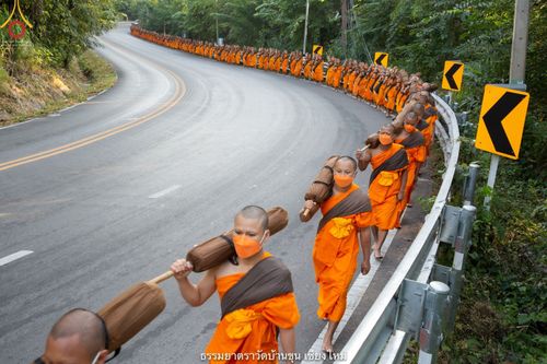 ภาพ No.39940:คณะพระภิกษุ - สามเณร วัดบ้านขุนกว่า ๓๐๐ รูป เดินธรรมยาตราฉลองแชมป์บาลี ๒๕๖๔