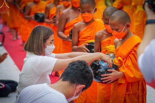 ภาพ No.45814:ประมวลภาพพิธีตักบาตรสามเณรใหม่ โครงการบรรพชาสามเณรฟื้นฟูพระพุทธศาสนาทั่วไทย ณ ศูนย์ปฏิบัติธรรมพระนครศรีอยุธยา