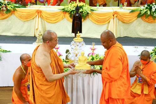 ภาพ No.46048:ประมวลภาพพิธีถวายพระบรมสารีริกธาตุ และบรรจุรัตนชาติเพื่อประดิษฐานเจดีย์ 3 แห่งในประเทศเวียดนาม พ.ศ. 2565