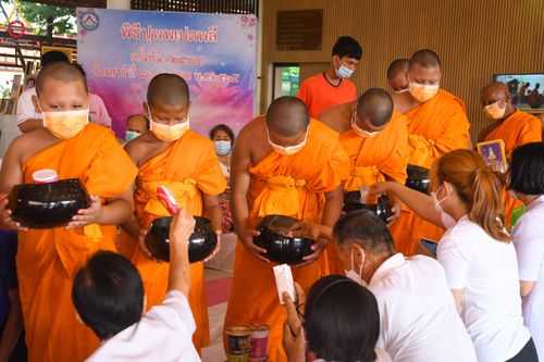 ภาพ No.45878:ประมวลภาพพิธีตักบาตรสรงน้ำพระ โครงการบรรพชาสามเณรฟื้นฟูพระพุทธศาสนาทั่วไทย ณ ศูนย์อบรมเยาวชนบางปะหัน