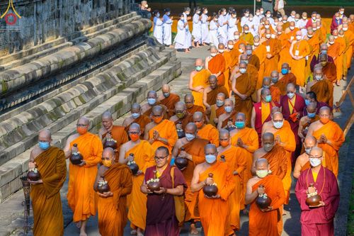 ภาพ No.46342:ประมวลภาพพิธีอัญเชิญน้ำศักดิ์สิทธิ์ จาก Umbul Jumprit Temanggung ไปยังวัดเมินดุต