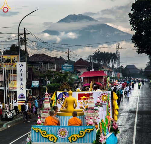 ภาพ No.46371:ประมวลภาพขบวนรถบุปผชาติ อัญเชิญน้ำและไฟศักดิ์สิทธิ์ ณ ประเทศอินโดนีเซีย