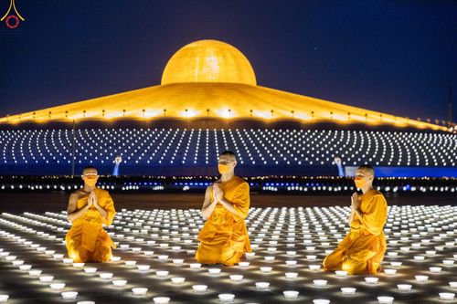 ภาพ No.49073:ประมวลภาพพิธีจุดประทีป  ในวันสมาธิโลก (วันเสาร์ที่ 6 สิงหาคม พ.ศ. 2565)