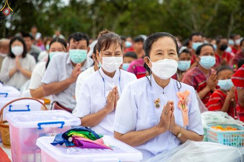 ภาพ No.50618:ประมวลภาพพิธีตักบาตร ณ วัดแม่แพ จ.แม่ฮ่องสอน เนื่องในวันธรรมชัย