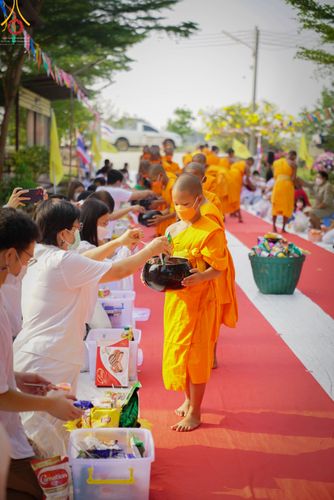ภาพ No.45811:ประมวลภาพพิธีตักบาตรสามเณรใหม่ โครงการบรรพชาสามเณรฟื้นฟูพระพุทธศาสนาทั่วไทย ณ ศูนย์ปฏิบัติธรรมพระนครศรีอยุธยา
