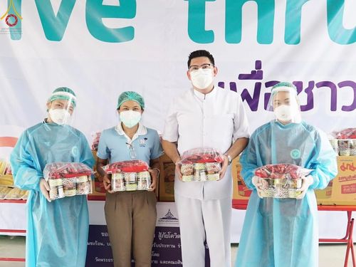 ภาพ No.47428:ประมวลภาพวัดพระธรรมกาย มูลนิธิธรรมกาย และคณะศิษยานุศิษย์ฯ รับมอบโล่เกียรติคุณผู้สนับสนุนการขับเคลื่อน “โครงการ Drive thru เจอ แจก จบ เพื่อชาวปทุมฯ”