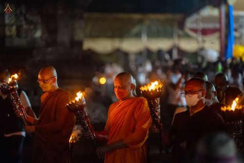 ภาพ No.46244:ประมวลภาพพิธีอัญเชิญไฟศักดิ์สิทธิ์ จากวัดเมินดุต ไปยังพระมหาเจดีย์บรมพุทโธ