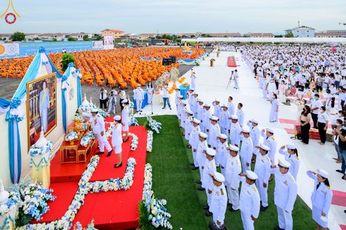 ภาพ No.49477:ประมวลภาพพิธีตักบาตรพระสงฆ์ 1,091 รูป เนื่องในวันแม่แห่งชาติ ณ ตลาดจัมโบ้ ชุดที่ 1