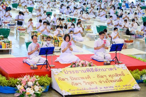 ภาพ No.52229:ประมวลภาพพิธีตักบาตรข้าวสารอาหารแห้ง (วันอาทิตย์ต้นเดือนตุลาคม) ณ บ้านแก้วเรือนทองคุณยายฯ วัดพระธรรมกาย