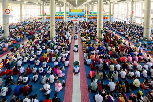 ภาพ No.52038:ประมวลภาพพิธีตักบาตรมิตรภาพไทย-เมียนมาร์ 105 รูป ณ วัดพระธรรมกาย