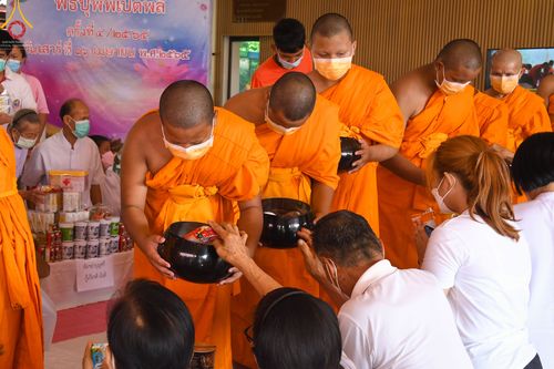 ภาพ No.45882:ประมวลภาพพิธีตักบาตรสรงน้ำพระ โครงการบรรพชาสามเณรฟื้นฟูพระพุทธศาสนาทั่วไทย ณ ศูนย์อบรมเยาวชนบางปะหัน