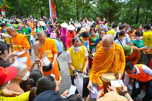 ภาพ No.46086:ประมวลภาพพิธีตักบาตรคณะสงฆ์เถรวาทนานาชาติ 500 รูป ณ วัดบาหว่าง จังหวัดกวางนิญ ประเทศเวียดนาม