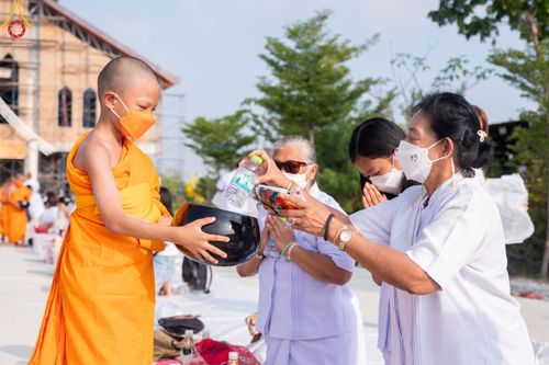 ภาพ No.45960:ประมวลภาพพิธีตักบาตร โครงการบรรพชาสามเณรฟื้นฟูพระพุทธศาสนาทั่วไทย ณ ศูนย์ปฏิบัติธรรมสมุทรปราการบางบ่อ 