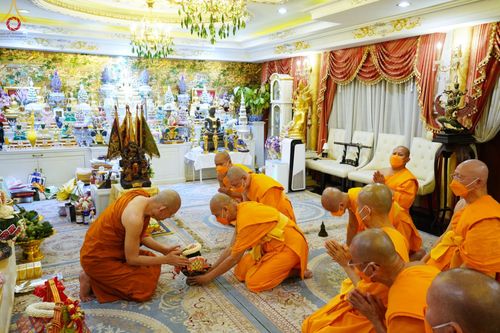 ภาพ No.48421:ประมวลภาพคณะสงฆ์วัดพระธรรมกาย ทำวัตรพระผู้ใหญ่ ในเทศกาลเข้าพรรษา พุทธศักราช 2565