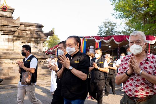 ภาพ No.46340:ประมวลภาพพิธีอัญเชิญน้ำศักดิ์สิทธิ์ จาก Umbul Jumprit Temanggung ไปยังวัดเมินดุต