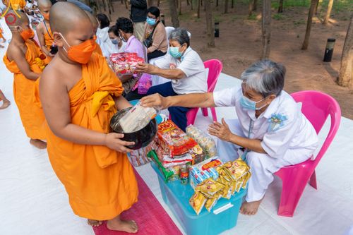 ภาพ No.45912:ประมวลภาพพิธีตักบาตรและทอดผ้าป่า โครงการบรรพชาสามเณรฟื้นฟูพระพุทธศาสนาทั่วไทย ณ อนุสรณ์สถานพระมงคลเทพมุนี