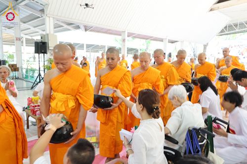 ภาพ No.322930:วันอาทิตย์ที่ 19 เมษายน พ.ศ. 2569 ตักบาตรฉลองพระใหม่ โครงการบรรพชาและอุปสมบทหมู่ รุ่นบูชาธรรม 82 ปี หลวงพ่อธัมมชโย ณ อาคารโถงช้าง สำนักงานใหญ่